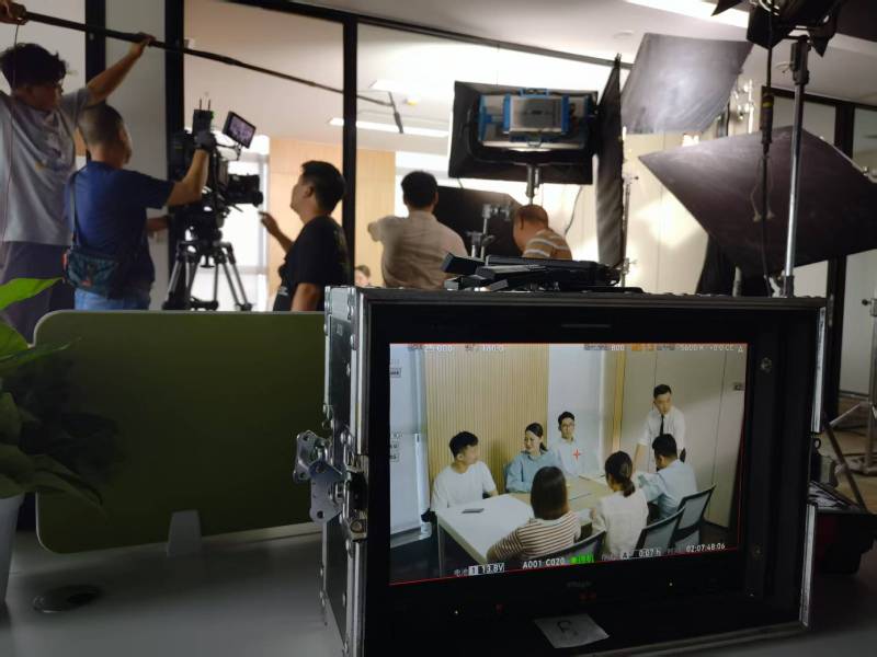 双柏县TVC拍摄公司：科技产品视觉化大师，诠释未来感与功能美学